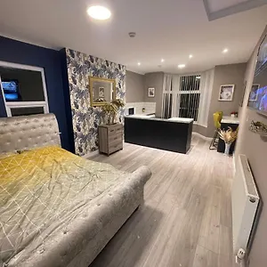 Apartment Selection Of Stylish Within Walking Distance Of City Centre, Cardiff
